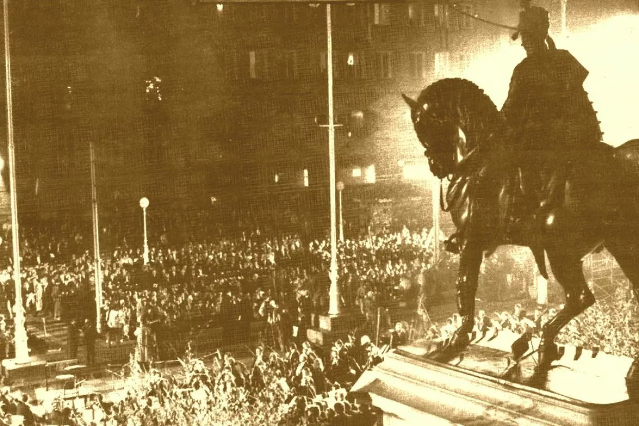Povratak spomenika banu Jelačiću 16. listopada 1990. (pres nimka iz Večernjeg lista)